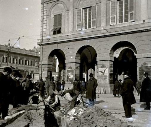 Piazza De Ferrari - un tubo rotto (taglio)