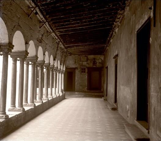Cattedrale di San Lorenzo. Chiostro (taglio)