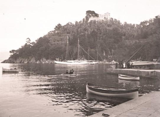 Porto di Portofino. Castello Brown (taglio)