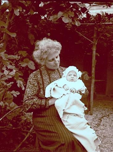 Ritratto di Edoardino con la nonna Rita Manara (taglio)