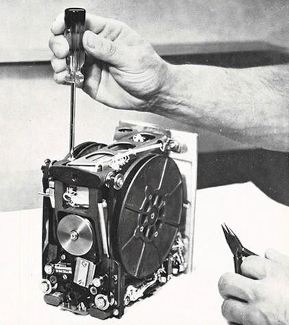 Cinque di questi registratori magnetici sono stati messi in orbita terrestre nel satellite "Courier 1B" per registrare, riprodurre e cancellare i messaggi trasmessi dalle stazioni terrestri, maggio - giugno 1961, anno IX, n. 3, p. 65