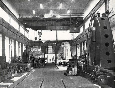 Reparto grandi macchine dell'Ansaldo Meccanico: in primo piano a destra una dentatrice, luglio 1954, anno II, n. 4 - p. 15