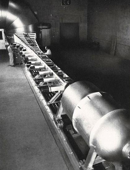 Il primo simulatore del "rientro" nell'atmosfera realizzato nell'Ames Aeronautical Laboratory del NACA a Moffett Field (California), luglio - agosto 1959, anno VII, n. 4, p. 58