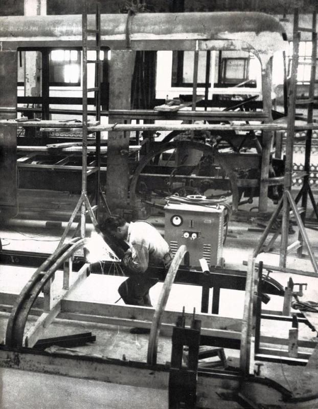 Montaggio di filobus urbani e saldatura elettrica della struttura imperiale nelle officine IMAM di Napoli, novembre 1953, anno I, n. 6 - p. 77