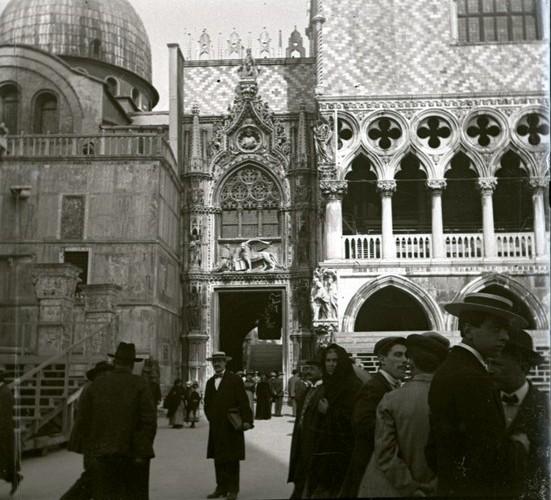 Porta del cortile del Palazzo Ducale (taglio)