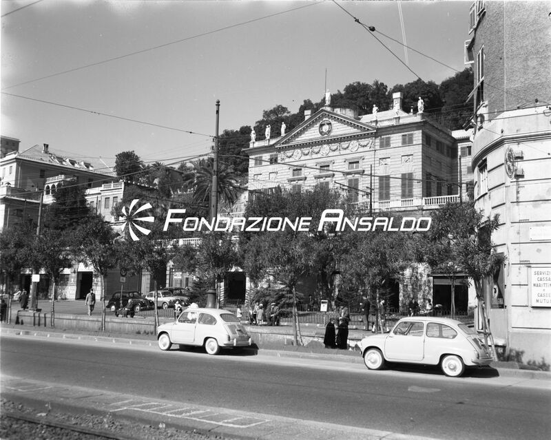 Genova - San Teodoro - Veduta di piazza Di Negro. Sullo sfondo, la cinquecentesca Villa Di Negro Rosazza