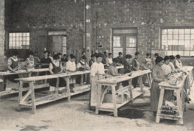 Donne a lavoro su centine
