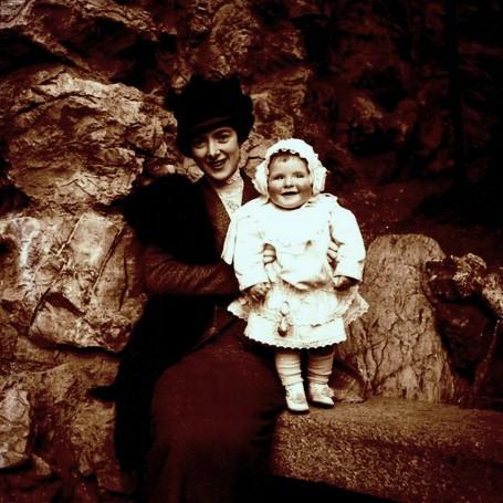 Olga Franzoni con bambino (taglio)