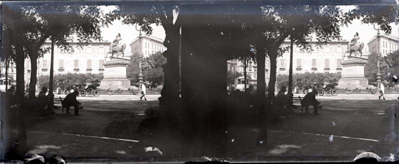 Piazza Corvetto vista tra gli alberi (originale)