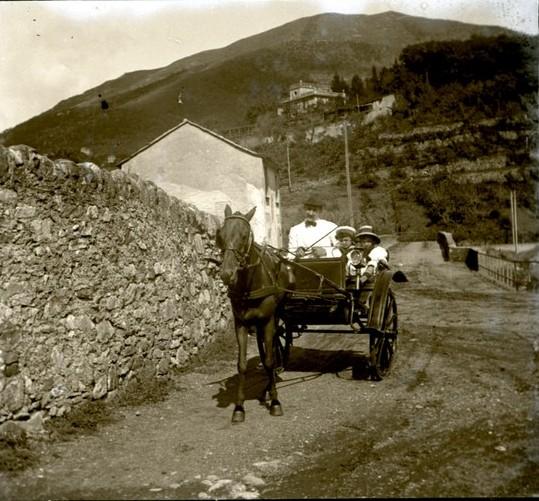 Ciarli sul calessino coi bambini (taglio)