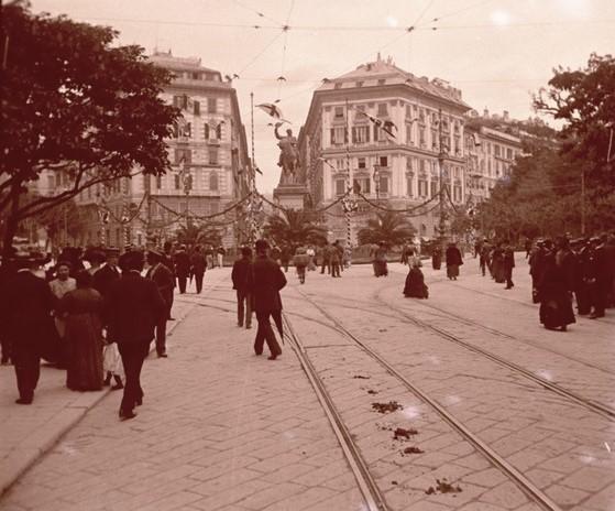 Addobbi in piazza Corvetto (taglio)