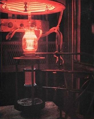 Vuotatura di un tubo elettronico trasmittente di grande potenza nello stabilimento dell'Aquila della Marconi Italiana - p. 49