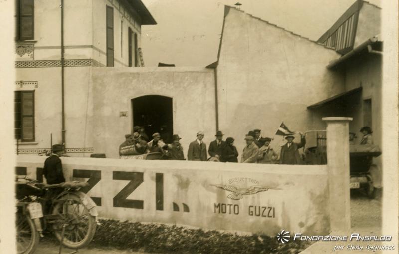Visita delle rappresentanze americane allo stabilimento della Moto Guzzi