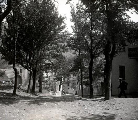 Gita alla Vittoria. Piazza e viale (taglio)