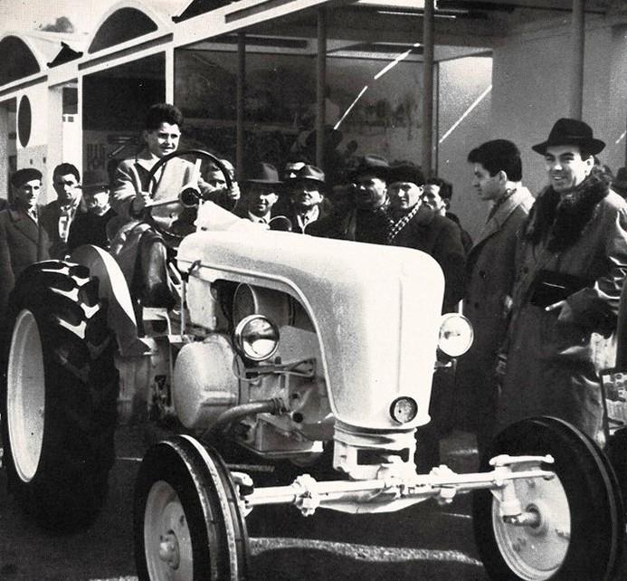 A Verona il vincitore del concorso, alunno della scuola d'avviamento agrario di Volpiano (TO) con il trattore OTO C.25 ottenuto in premio, marzo - aprile 1956, anno IV, n. 2 - p. 85