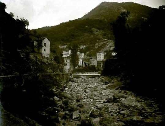 La Presa. Cascate e letto del torrente Bisagno (taglio)