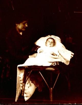 Edoardino e figura femminile (taglio)