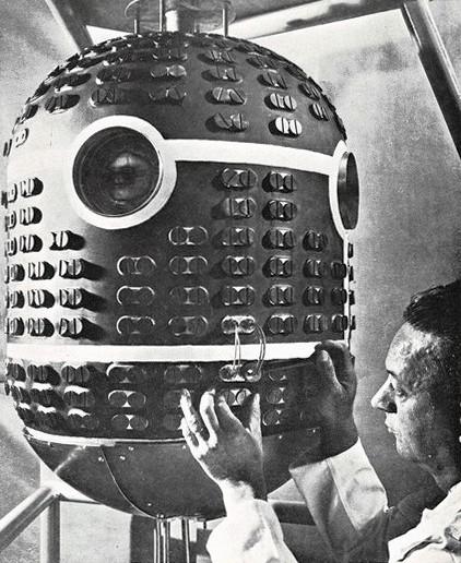 Lo SNAP 1 A funzionante con Cerio 144 e capace di sviluppare 125 Watts a 28 Volts per oltre un anno. Si notano le termocoppie sull'involucro del generatore, luglio - agosto 1961, anno IX, n. 4, p. 67
