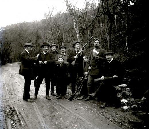 Gita a San Rufino di Leivi.  Gruppo di cacciatori sulla strada (taglio)