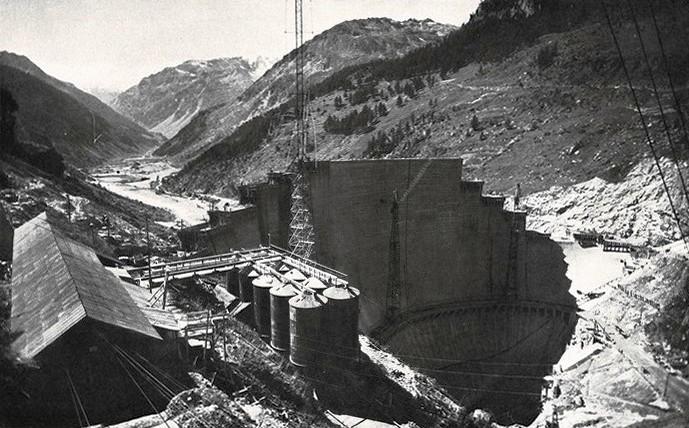 La diga ad "arco gravità" per l'impianto di Avise in Valgrisanche (AO) vista da valle, settembre -ottobre 1956, anno IV, n. 5 - p. 22