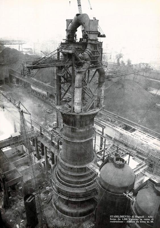 Stabilimento di Bagnoli - altoforno da 1.200 t/giorno in corso di costruzione - altezza da terra 80 m, marzo - giugno 1959, anno VII, nn. 2-3, p. 25