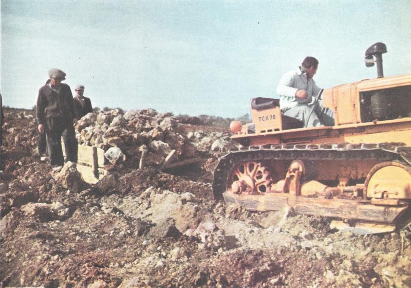 Un trattore TCA/70, utile per le rimozioni leggere - p. 51