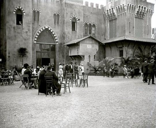 Caffè all'ingresso della Mostra Coloniale (taglio)
