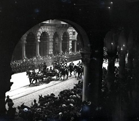 Arrivo dei sovrani. Carrozza Reale (taglio)