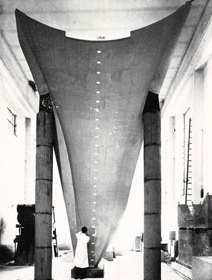 Modello preliminare (scala 1:35) della diga Vajont visto da valle durante la fase dei controlli compiuti dell'ISMES, novembre - dicembre 1961, anno IX, n. 6, p. 62