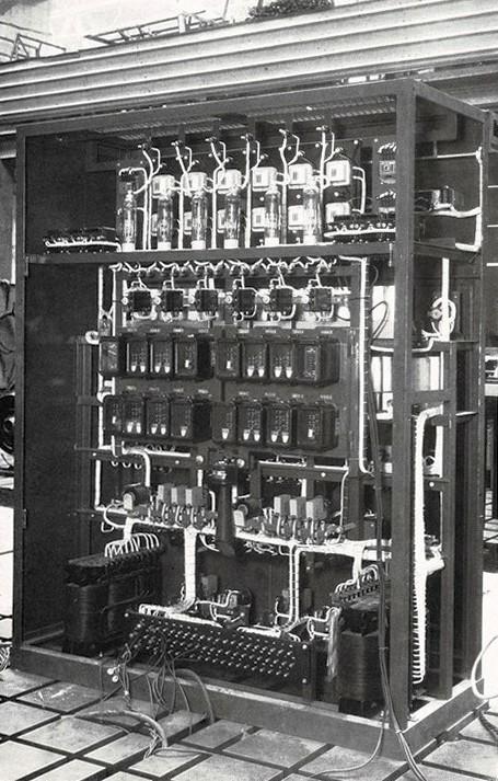 Vista posteriore di un comando elettronico di produzione Microlambda - Ansaldo S. Giorgio,  settembre 1953, anno I, n. 5 - p. 24