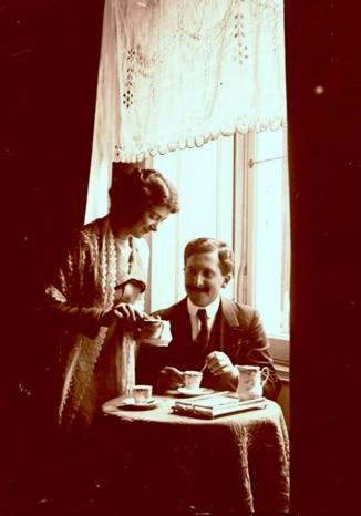 Ritratto di Rita Manara e Alfredo mentre prendono un caffè (taglio)