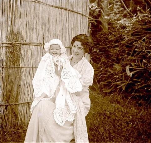 Ritratto di Olga Franzoni con bambino (taglio)