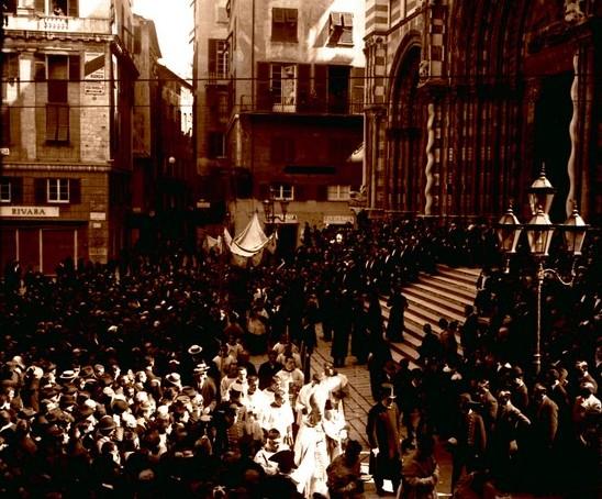 Cattedrale di San Lorenzo. Processione religiosa (taglio)