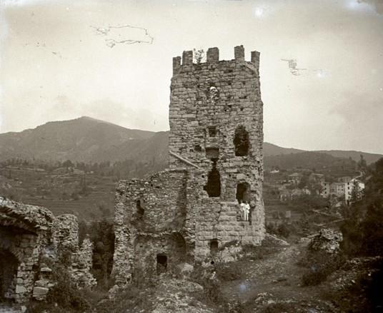 Torriglia. Il Castello - Torrione (taglio)