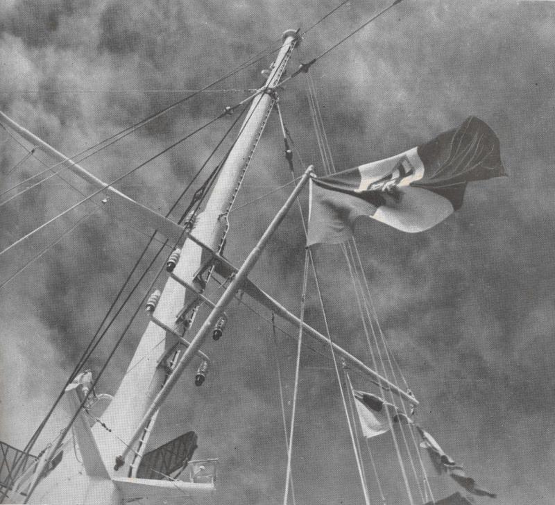 Sullo sfondo di un cielo maestoso sventola la bandiera della Marina Mercantile Italiana