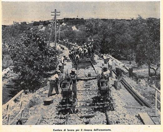 Cantiere di lavoro per il rinnovo dell'armamento di un tratto di rete ferroviaria in Puglia