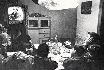 Televisione e zone depresse, con il fascino delle sue immagini in movimento diviene un potente mmezzo di evasione dalla realtà, gennaio - febbraio 1962, anno X, n. 1, p. 31