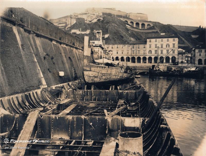 Taglio della prua (Tons. 16 -) e suo stesso sfasciamento sullo stesso scafo