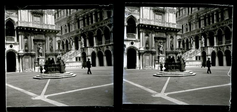 Pozzi nel cortile del Palazzo Ducale (originale)