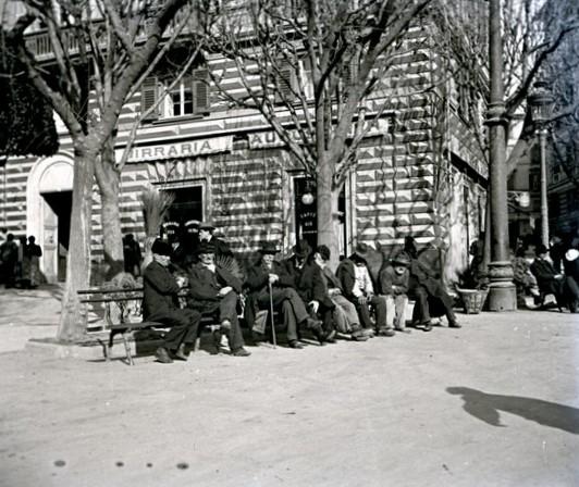 Piazza Corvetto - un sedile di sfaccendati (taglio)