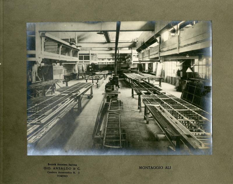 Montaggio ali nei Cantieri aeronautici Ansaldo n. 3 di Torino