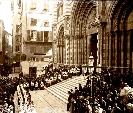 Cattedrale di San Lorenzo. Processione religiosa (taglio)