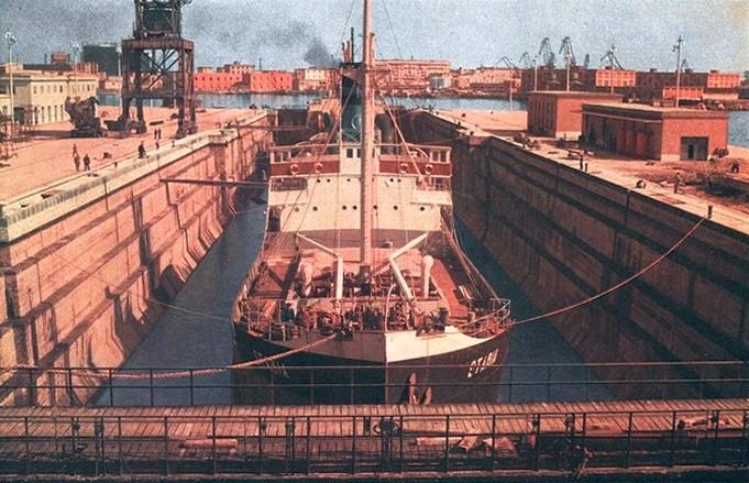 Vista del grande bacino di carenaggio di Napoli inaugurato il 13 febbraio 1956 dal presidente Gronchi, marzo - aprile 1956, anno IV, n. 2 - p. 33