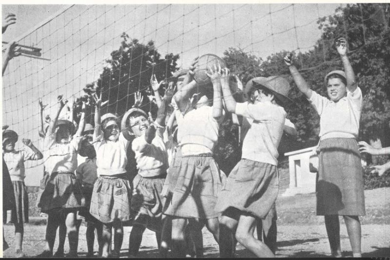 p. 18 - Bambine a Montemaggio, anno VI, 1959
