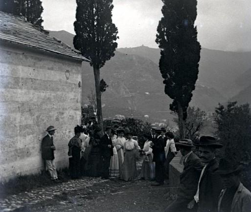 Dopo la messa. Uscendo dalla cappelletta (taglio)