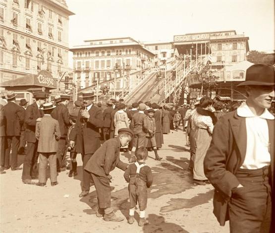 Festival in piazza del Popolo. Montagne russe (taglio)