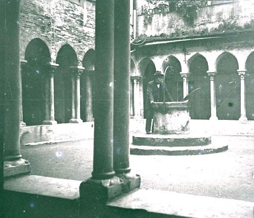 Chiostro di San Matteo. Pozzo tra i colonnati (taglio)