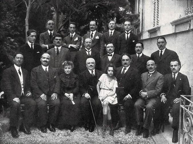 Francesco Saverio Nitti con la madre e una delle figliuole fotografato a Roma in mezzo alla commissione di Melfi che si recò da lui nel 1920 - p. 23