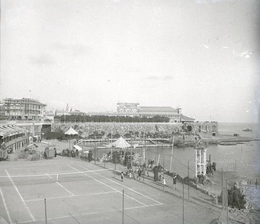 Bagni Lido. Partita a tennis (taglio)