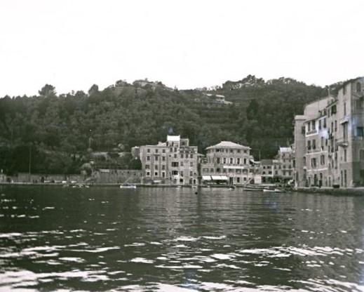 Porto di Portofino. Il paese visto dal mare (taglio)